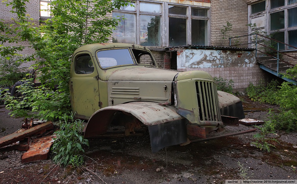 abandoned-summer-camp-retro-cars-russia-3.jpg