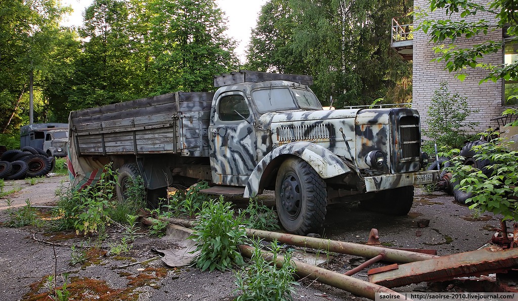 abandoned-summer-camp-retro-cars-russia-5_1.jpg