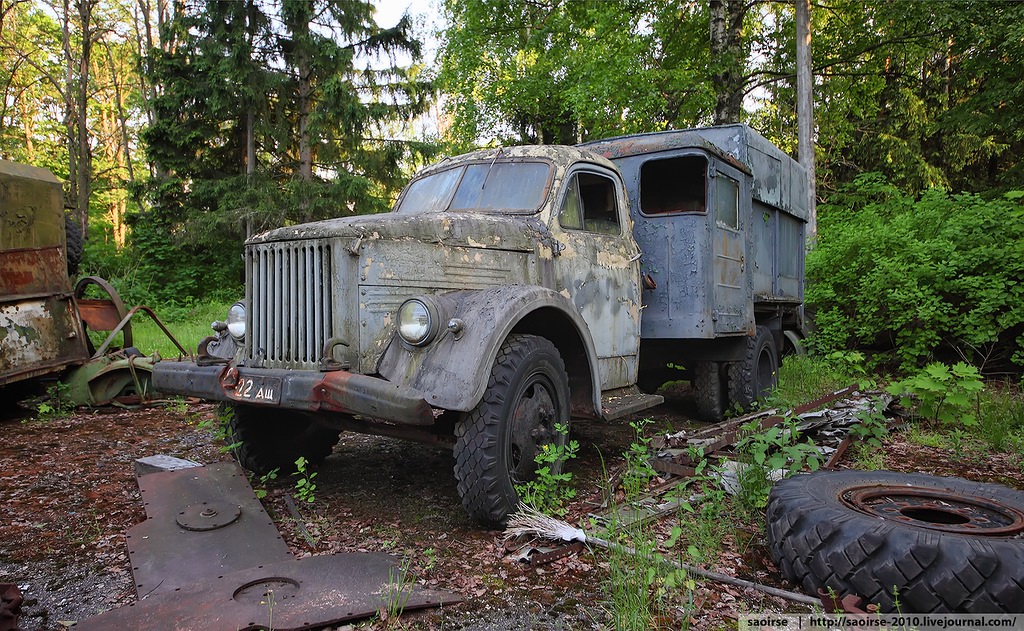 abandoned-summer-camp-retro-cars-russia-6.jpg