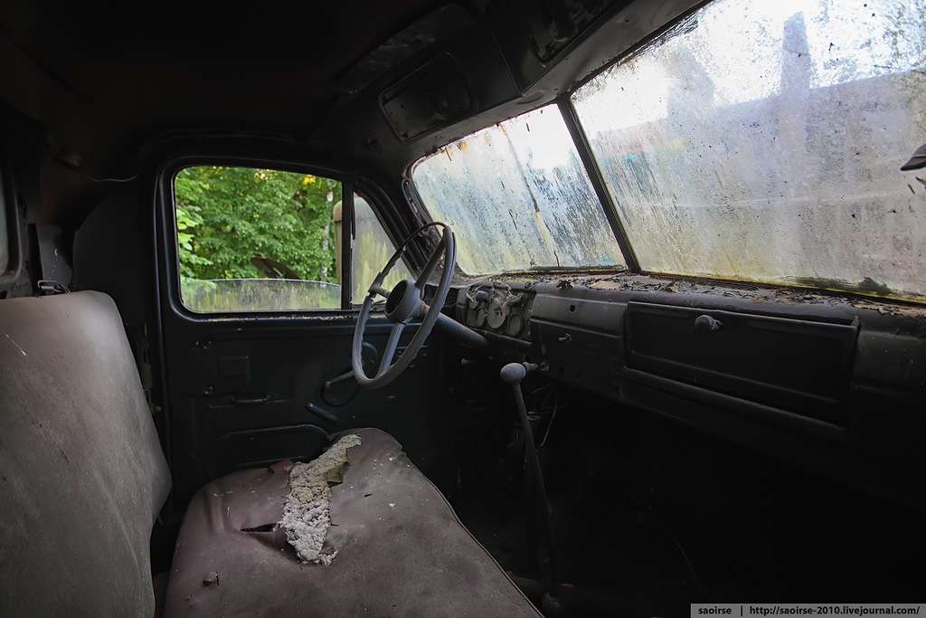 abandoned-summer-camp-retro-cars-russia-7.jpg