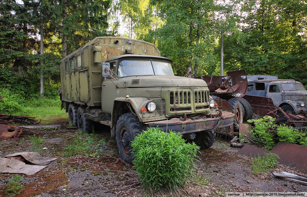 abandoned-summer-camp-retro-cars-russia-8.jpg
