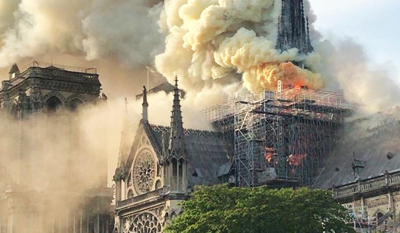 Felbecsülhetetlen kár: lángokban a Notre-Dame
