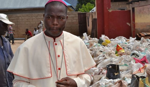 A Béke Hőse az afrikai katolikus püspök