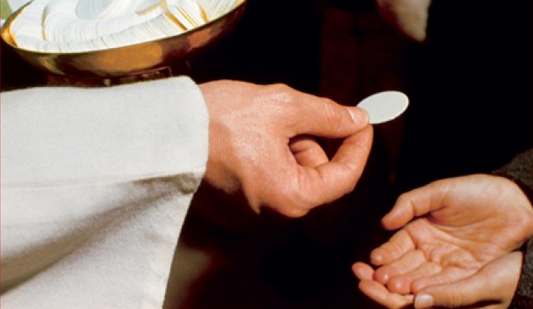 Azért tagadta meg egy pap egy apácától az áldoztatást, mert nő
