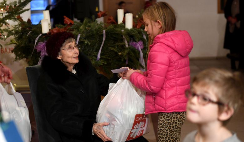 250 rászoruló gyermeknek adtak át névre szóló karácsonyi ajándékot