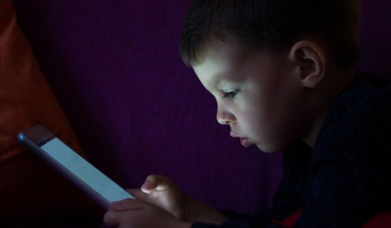 Megállapodás született a gyermekekre káros digitális tartalmak visszaszorításáért