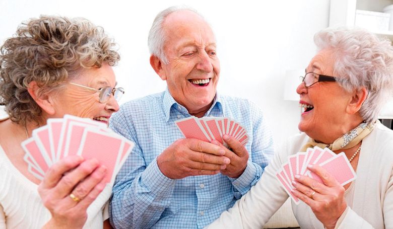 A rokonlátogatás nem, de a társasági élet megvéd az időskori elbutulástól