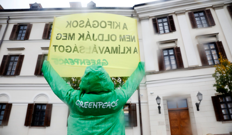 Klímademonstráció esőben, avagy mit képvisel a miniszterelnök az Európai Tanácsban