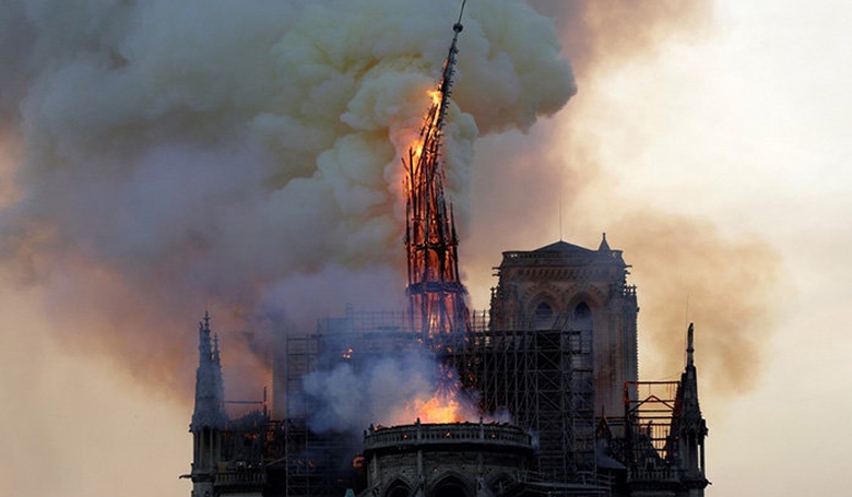 A Notre-Dame papja: ez kiütés, árvák lettünk