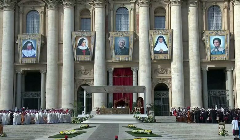 Ferenc pápa új szenteket avatott