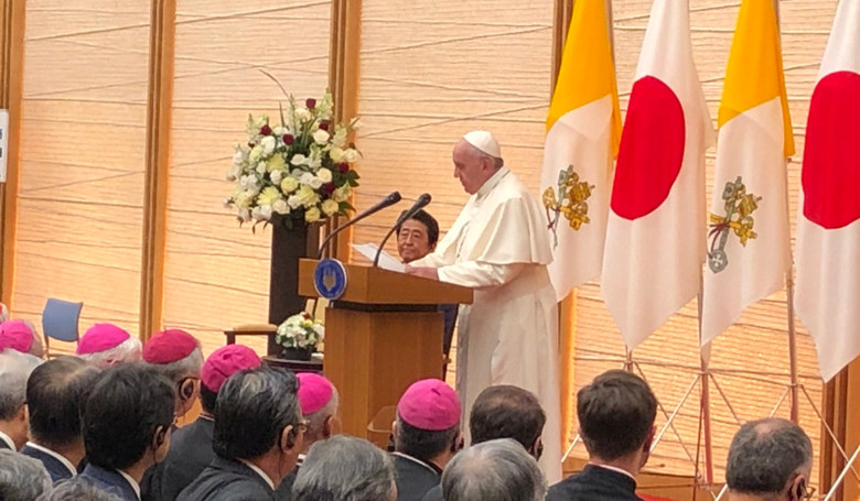 Tokióban a pápa a fogyasztói versenyszellemet bírálta
