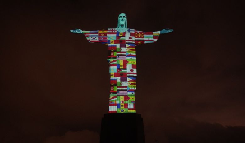 Koronavírusban elhunytak emlékére fényfestették a riói Megváltó Krisztus szobort