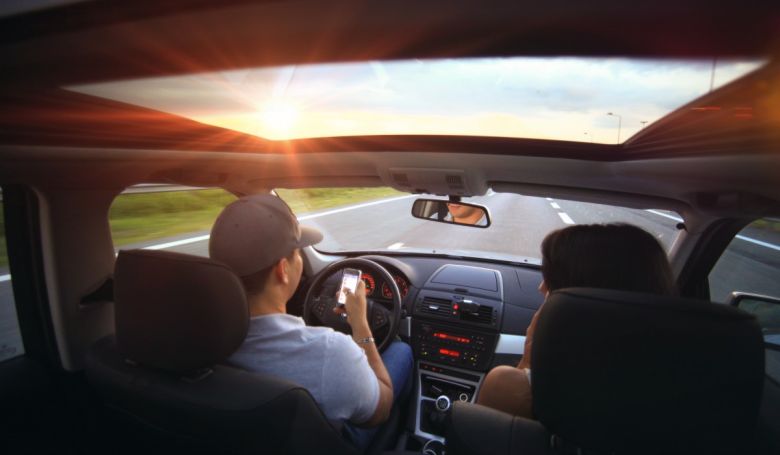 A vezetés közben telefonálók jogosítványát végleg be kellene vonni
