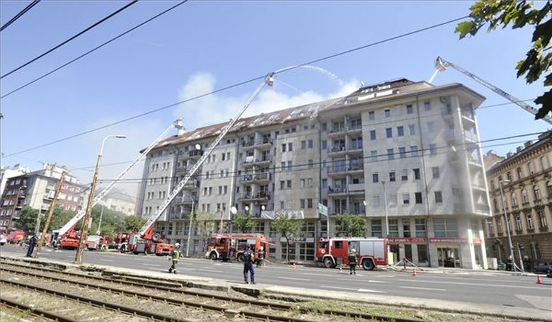 Lángokban állt egy hétemeletes ház teteje Ferencvárosban