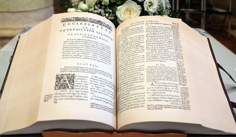 Bemutatták a Vizsolyi Biblia hasonmás kiadását