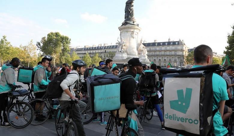 Párizsban tüntettek az ételkiszállító kerékpárosok