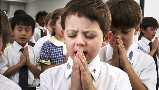 Több egyházi iskola, kevesebb vallásos fiatal