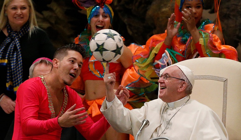 Így pörgeti Ferenc pápa a focilabdát!