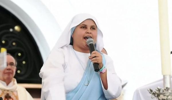 Rappelő nővér köszönti Ferenc pápát Kolumbiában