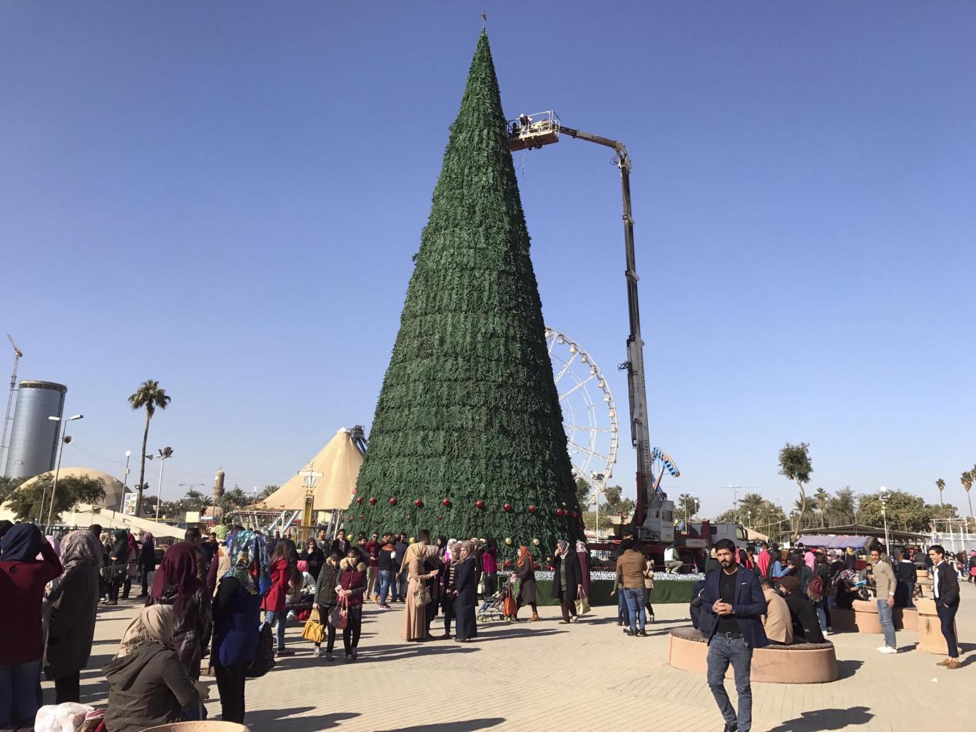 Muszlimok adományoztak karácsonyfát az iraki keresztényeknek