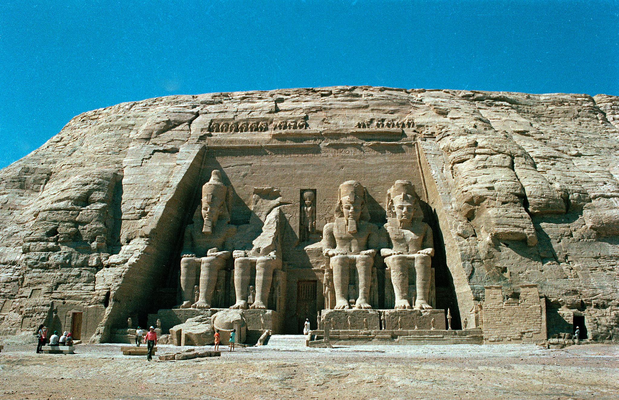 Abu-Simbel fáraószobrai