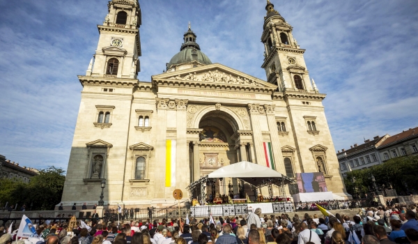 A kormány képviselője köszönti a misére érkezőket