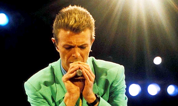 72 ezer ember előtt imádkozta térden állva David Bowie a Miatyánkot