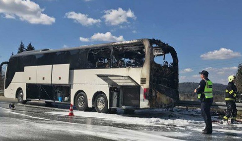 Nincs sebesültje a kigyulladt magyar busznak