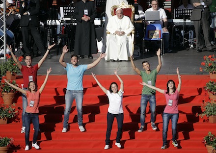 Karizmatikusokkal ünnepel Ferenc pápa