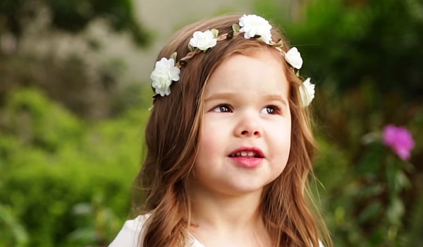 3 éves kislány énekel Jézus passiójáról