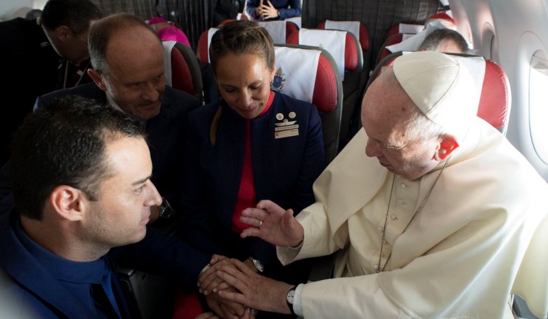 Elmaradt az esküvőjük, Ferenc pápa a repülőn adta össze őket