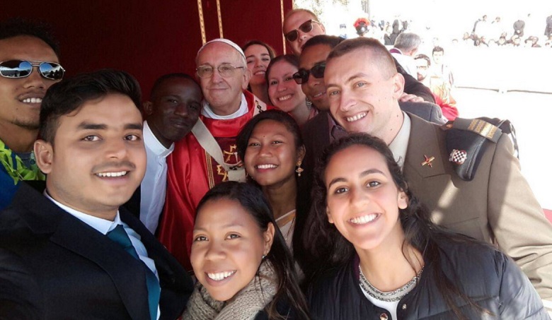 Ferenc pápa: Az örömteli fiatalokat nem lehet manipulálni!