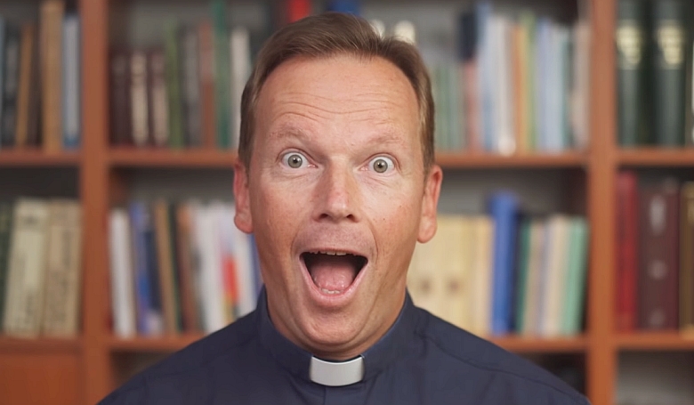 Ne nézd meg ezt a videót, ha nem akarsz kinevetni egy papot!