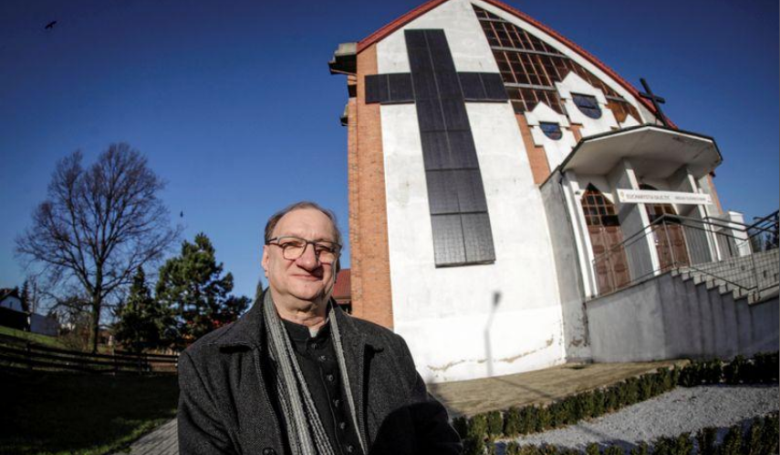 Hatalmas napelemes keresztet épített egy lengyel pap