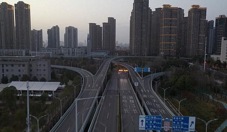 Enyhítettek a közlekedési korlátozásokon a közép-kínai Vuhanban