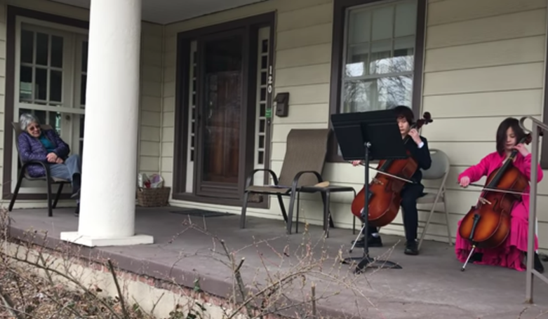 Így koncertezik karanténban két kis csellista a szomszéd néninek