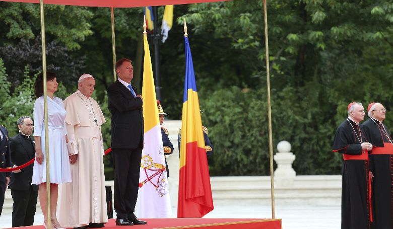 A társadalmi és politikai erők összefogására buzdított Ferenc pápa Bukarestben