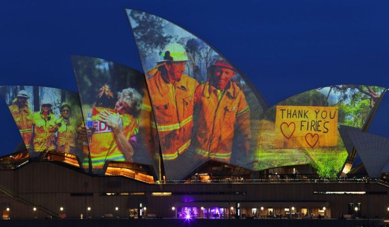 Lenyűgöző vetítéssel tisztelegtek az ausztrál tűzoltók előtt