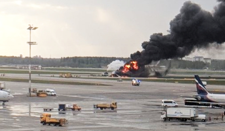 Lángolva ért földet egy utasszállító repülő Moszkvában