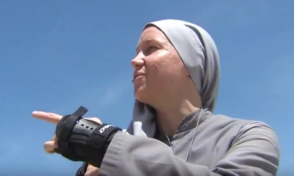 Görkorcsolyás apácák sokkolják az amerikai turistákat