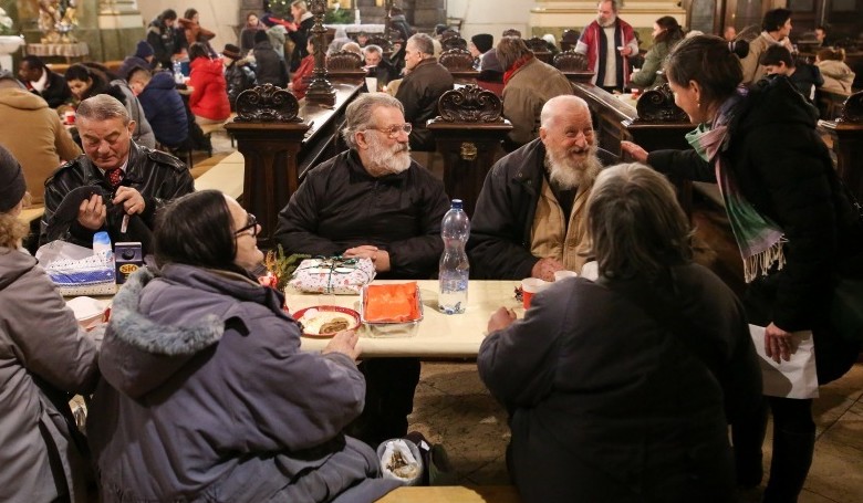 Kisebb lakodalom minden hónapban: hajléktalanokra főzött három évig