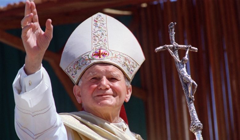 Felavatták Szent II. János Pál pápa bronz szobrát Piliscsabán