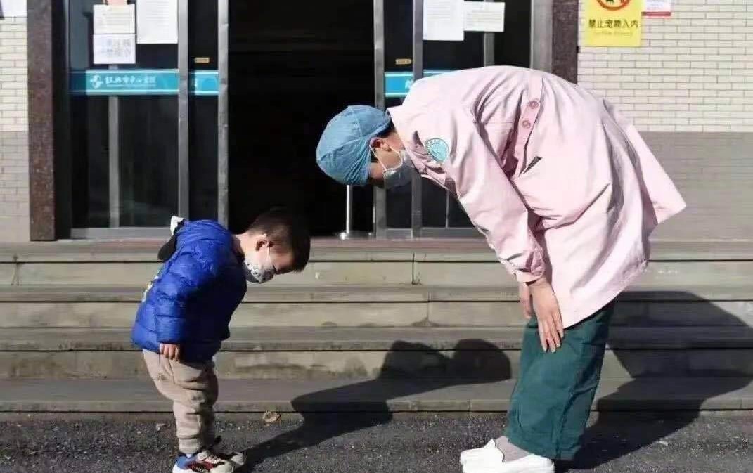 Egy koronavírusból meggyógyult, két éves kisfiú fejezi ki háláját egy őt ápoló nővérnek a kelet-kínai Shaoxing városában.<br />(Kép forrása: news.cgtn.com)