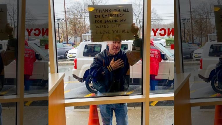 Egy férfi a kórház ablakán keresztül felmutatott táblán köszönte meg, hogy megmentették a felesége életét az egyesült államokbeli Morristownban.<br />(Kép forrása: fox10phoenix.com)