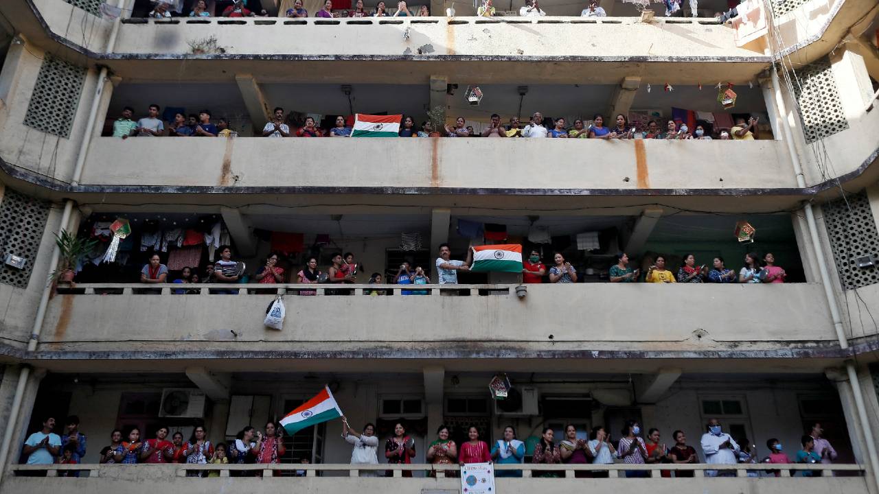 Mumbaiban tapssal és zászlólengetéssel köszönik meg az emberek a frontvonalban dolgozók munkáját.<br />(Kép forrása: moneycontrol.com)