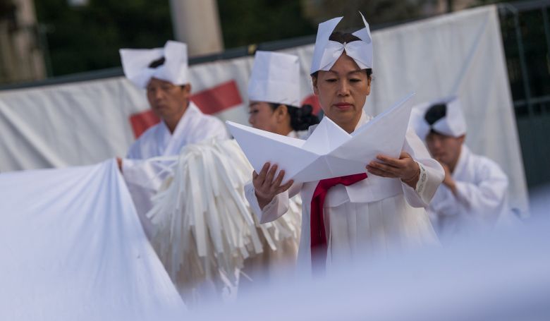Tradicionális dél-koreai felvonulással búcsúztatták a dunai hajóbaleset áldozatait