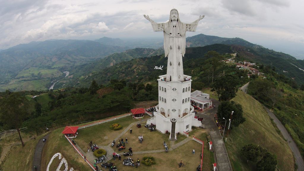 Az 1954-ben a kolumbiai Belalcázarban felállított 20 méter magas Krisztus-szobor egy 45 méter magas talapzaton áll, ezzel is növelve a szobor monumentális méretét. <br />(Kép forrása: www.belalcazar-caldas.gov.co)