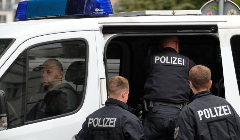 Németország: kitoloncolás, civil tiltakozás - feszültség a rendőrségnél