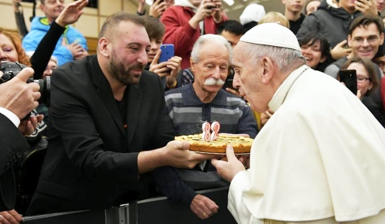 Az egész világon ünneplik a bárányszagú pápát