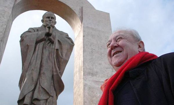 Győztek a helyiek – a francia településen maradhat a pápa szobra